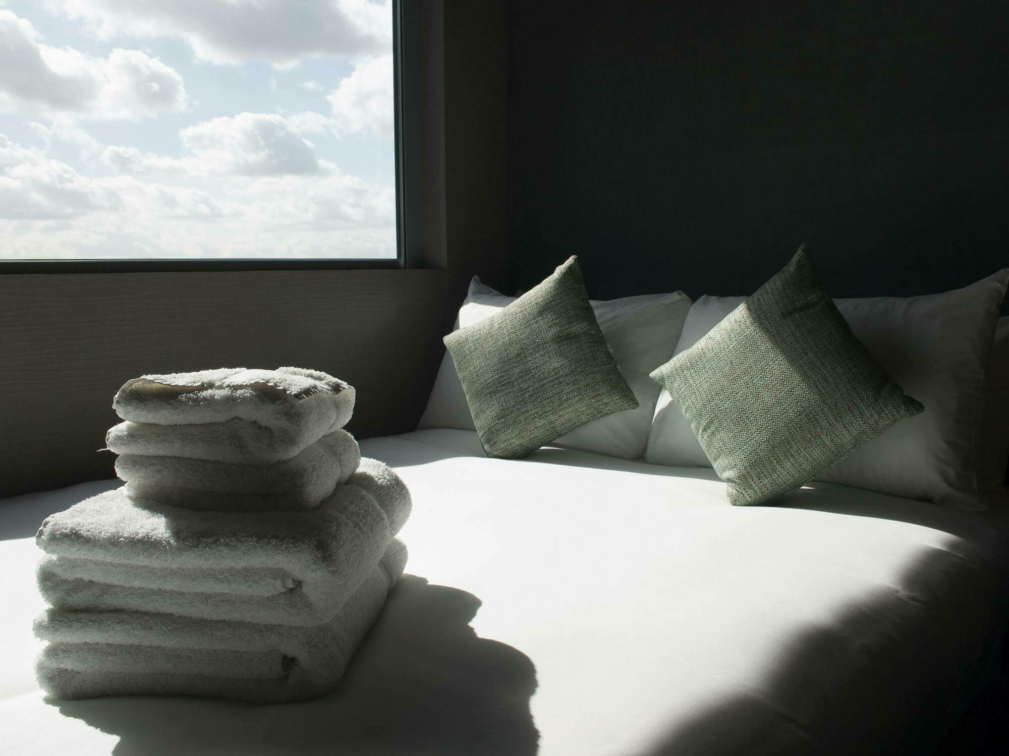 Bloc Hotel London Gatwick Airport Horley  Esterno foto